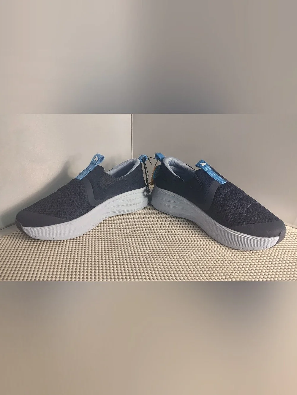 Rugged Shark Men's Size 8 Slip On Recovery Sneakers Shoes